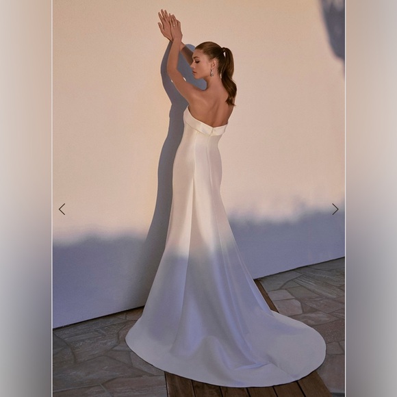 Selling a new, never worn wedding dress! - Picture 3 of 3